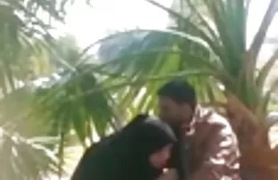 XXX రాగి జుట్టు మీద జంపింగ్ ఒక ఆత్మవిశ్వాసం మరియు వణుకు చమురు ముడ్డి