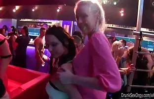 XXX పట్టు బడటం నగ్నంగా వ్యక్తి స్నేహితుడు మరియు త్వరగా సిద్దమైంది పై సభ్యుడు తన