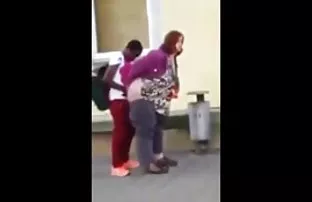 XXX చాలా ఇంద్రియాలకు సంబంధించిన అమ్మాయి తిరుగుబోతు గాడిద licks రూమ్మేట్ ఇచ్చింది. తనను ఫక్