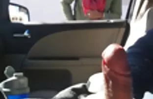 XXX ఒక యువ జంట ఏర్పాటు ఒక సెక్స్ పిక్నిక్ లో అందమైన గార్డెన్