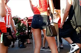 XXX వైట్ లైన్స్ స్కార్లెట్ లో ఈత పూల్ ఇచ్చింది. లో గాడిద