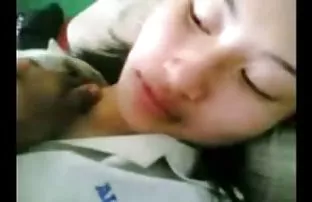 XXX సెక్స్ తర్వాత, hubby ఖాళీ మొడ్ఢ ముఖం మీద తన ప్రియమైన భార్య