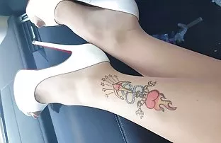 XXX టాటూ లెస్బియన్ reassured ఒక భయపడుతుంది అత్త గే సెక్స్