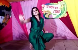 XXX సన్నగా నల్లటి జుట్టు గల స్త్రీని చేతులు దహనం చేసిన వ్యక్తి కోరుకుంటున్నారు. ఆమె ముడ్డి