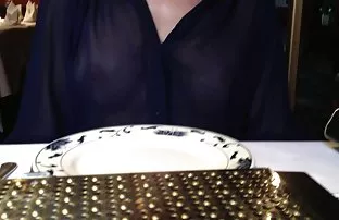 XXX డార్క్ బొచ్చు ఆడవారు ఆనందించండి మంచం మీద