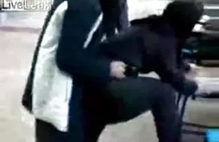 XXX దుర్బుద్ధి బస్టీ పడుతుంది. గాడిద పని ఒక పెద్ద డిక్ ప్రియుడు