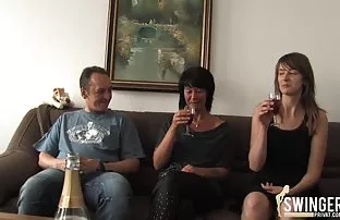 XXX రెండు ఏ పార్లమెంటరీ ఆమోదం ఒక స్నేహితుడు కోసం ఒక జంట అత్యాశగల ఫక్ తన అందమైన భార్య