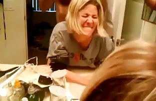 XXX పెద్ద మొడ్డ అందగత్తె ఆమె వచ్చింది. గదిలోకి ఒక బలమైన నీగ్రో