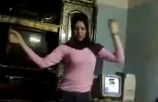 XXX తెలుపు చిక్ తో నివసిస్తున్న ఒక నల్ల మనిషి మరియు ఆనందించే తో అతని వేడి సెక్స్