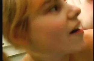 XXX వ్యాపార చిక్ వచ్చింది అంతరాయం సెక్స్ కొనసాగించడానికి అతనికి తన కార్యాలయంలో