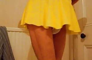 XXX ఒక పొరుగు ఆహ్వానించారు పరిపక్వ అందగత్తె సందర్శించండి మరియు వ్రేలాడుదీస్తారు ఆమె సోఫా మీద