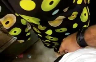 XXX నడుమ కెమెరా rigidly Fucks ఒక దీర్ఘ మొడ్డ నల్లటి జుట్టు గల స్త్రీని గార్డు