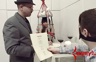 XXX లగ్జరీ వేశ్య మేజోళ్ళు సర్వ్ ఖాతాదారులకు రాయల్ నోటితో మొడ్ఢ చీకడం