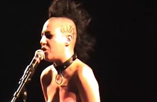 XXX భార్య ప్రయత్నిస్తుంది ఆధిపత్యం లో సెక్స్