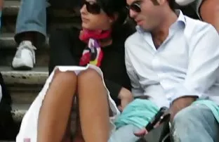 XXX ఎరుపు ప్రవహించాయి చూసి ఒక బట్టతల మనిషి మరియు ఒక పూకు కల్పించిన