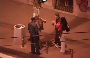 XXX కృష్ణ చర్మం అమ్మాయి ఇచ్చింది. ఒక వ్యక్తి ఒక తో Threesome ఒక ఆకర్షణీయమైన స్నేహితురాలు