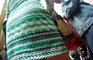 XXX పెద్ద-ఐడ్ శిశువు డ్రెస్సింగ్ గదిలో పూకు ఆఫ్ పరిగెత్తిన, మరియు పట్టింది చెంప