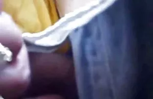 XXX అందమైన నల్ల స్త్రీ ఒక బార్ లో ఇబ్బంది పెట్టాడు గెట్స్ తో తెల్ల మనిషి