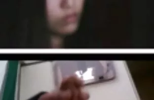 XXX నల్లటి జుట్టు గల స్త్రీని పట్టింది వ్యక్తి నుండి పువ్వు ఇచ్చింది. ఆమె ఫక్ లో సాగే ముడ్డి