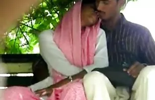 XXX బన్నీ తో విరిగిన ఎడమ ముడ్డి