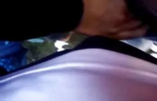 XXX యువ అందం సంతోషాన్ని ఒక పెద్ద సోఫా