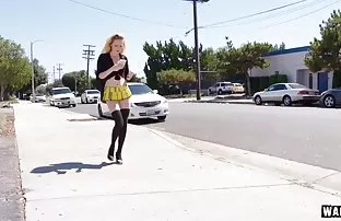 XXX Nymphomaniac చాలా హోర్నీ అమ్మాయి, నగ్నంగా తో ఒక పోస్టర్ లో చేతి కోసం చూస్తున్న ఒక ఆరోగ్యకరమైన సభ్యుడు