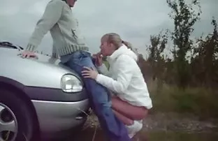 XXX వైట్ బొచ్చు మనిషి సహాయం. ఒక అమ్మాయి ఒక ఎంపిక చేయడానికి of బ్రా, కేవలం తర్వాత ధెంగడమ్ బ్యూటీ