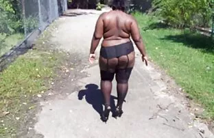 XXX వైట్ లైన్స్ పసికందు అద్భుతమైన ఛాతీ నడుచుకోగా వివాహం మనిషి