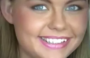 XXX ఆహ్వానించారు స్నేహితుడు polosochku మరియు unrolled. ఇది కుడి న పచ్చిక