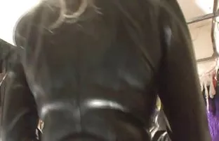 XXX శృంగారమైన దేశద్రోహి రహస్య తన భార్య నుండి క్రమం తప్పకుండా Fucks యంగ్ గర్ల్