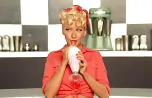 XXX డార్క్ బొచ్చు ప్రియురాలు కర్రలు గులాబీ ప్రేమ కోసం