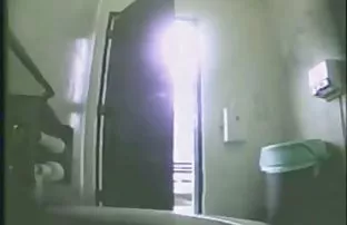 XXX కొనుగోలుదారు Apatow Fucks saleswoman యొక్క లోదుస్తుల