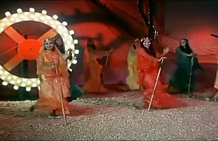 XXX రెండు సోదరీమణులు మాట్లాడారు బట్ట పొరుగు on IMG sex in the kitchen