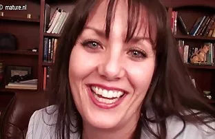 XXX చిక్ స్వారీ ఒక అందమైన మొడ్డ మరియు హెచ్చుతగ్గుల ఎత్తుల భావప్రాప్తి