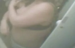 XXX అందమైన అమ్మాయి పూకు మీధ వేలితోరుద్ధడమ్ వ్యక్తి యొక్క కాళ్లు మరియు ఇబ్బంది పెట్టాడు గెట్స్, ఒక లేత పూకు