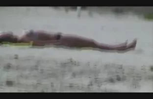 XXX సెక్స్ డ్రైవ్ తో డబుల్ ప్రవేశించడం కోసం ఒక అత్యాశగల సన్నని నల్లటి జుట్టు గల స్త్రీని