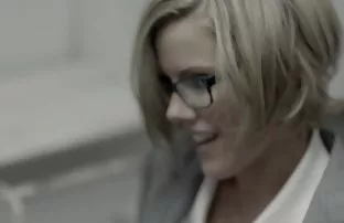 XXX ఆహ్వానించారు. ఒక ఇల్లు, ఒక పోలీసు మరియు ఆత్రంగా ఇచ్చిన అతనిని మంచం మీద