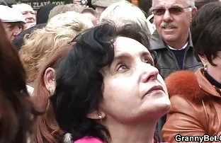 XXX మాజీ ప్రేమికులు సమావేశంలో నిమగ్నమై హార్డ్ సెక్స్ వెనుక ఆమె భర్త