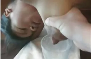 XXX ఒకే సమయంలో రెండు మొడ్డలు చీకడం నుండి స్నేహితులు అల్పాహారం కోసం