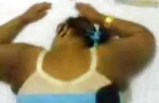 XXX యంగ్ నానీ బుజ్జగించడానికి తన యజమాని పట్టింది మరియు ముఖం మీద సహితమైన