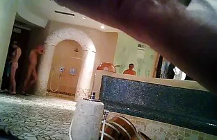 XXX సన్నని నల్లటి జుట్టు గల స్త్రీని మీద పింక్ బెడ్ నిమురుతూ వారి చేతులు-shaven చీలిక