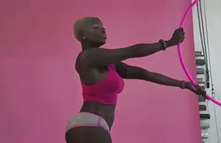 XXX జిమ్ గురువు పట్టింది బయటకు తన ఆత్మవిశ్వాసం ఇచ్చింది. రెండు విద్యార్థులు మాత్రమే సక్