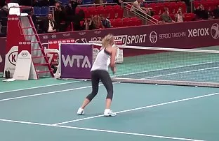 XXX సన్నగా అమ్మాయి సంతోషాన్ని ఒక స్నేహితుడు మరియు ఆమె భర్త ఒక గట్టి అంగ