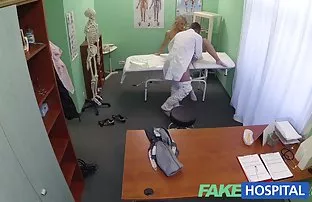 XXX కోసం వదిలి హౌస్ చుట్టూ ఎరుపు జుట్టు కిడ్ పిరుదులపై అలసత్వము పొరుగు