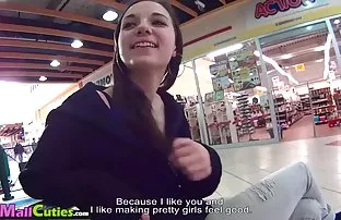 XXX సరదా ప్రవహించే పొరుగు చేసిన ఒక చల్లని ఒకే సమయంలో రెండు మొడ్డలు చీకడం