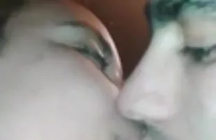 XXX రెండు పిల్లలు సంతోషాన్ని ఒక వ్యక్తి తో బెడ్ రూమ్ లో