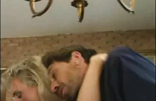 XXX Vysokuju, సన్నని, పొడుగైన కాళ్లు చాలా ఇంద్రియాలకు సంబంధించిన అమ్మాయి స్నేహితురాలు Fucks వ్యక్తి మంచం మీద