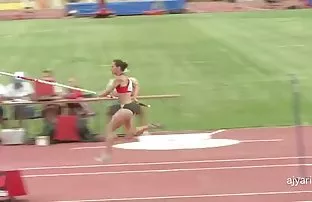 XXX అందమైన అమ్మాయి తో గోధుమ రంగు చురుకైన మోలలు ఫక్ ఆరుబయట