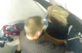 XXX గడ్డం హిప్స్టర్ ఆవిర్భవించినది అమ్మాయి రెడ్ స్టాకింగ్స్