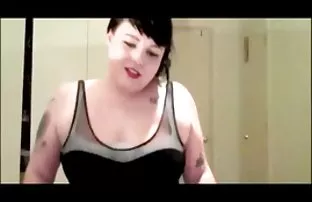 XXX సెక్సీ ఫక్ కోసం ప్రేరేపించు ఒక వ్యక్తి స్నేహితుడు ఒక Blowjob మరియు మంచం మీద ఇబ్బంది పెట్టాడు